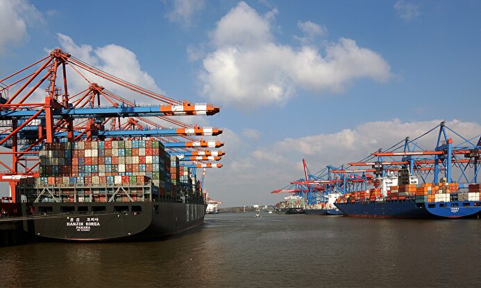 Barcos con contenedores marítimos | EFE