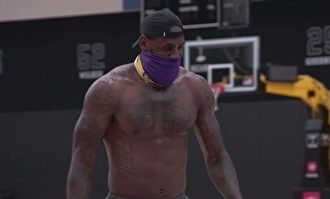 LeBron James, con mascarilla, en el entrenamiento
