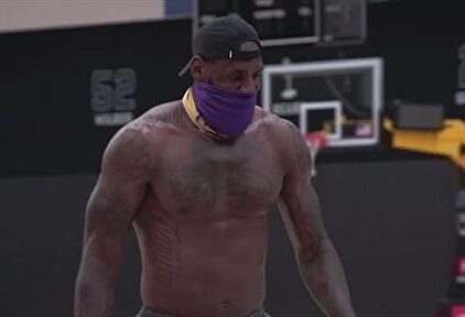 LeBron James, con mascarilla, en el entrenamiento
