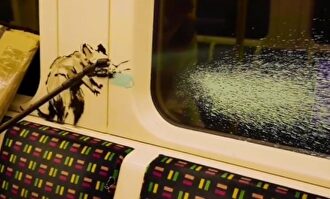 Banksy coloca ratas en el metro de Londres para reivindicar el uso de la mascarilla