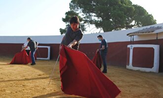 Los aficionados prácticos dan las últimas lecciones antes del tentadero. | Javier Romero