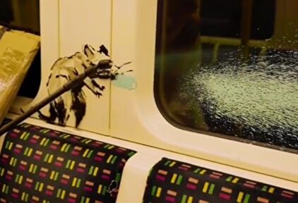 Banksy coloca ratas en el metro de Londres para reivindicar el uso de la mascarilla