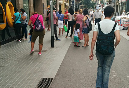 Descripcion: Primer día de confinamiento voluntario en Hospitalet, cola ante una sucursal bancaria. | Libertad Digital