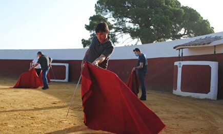Los aficionados prácticos dan las últimas lecciones antes del tentadero. | Javier Romero