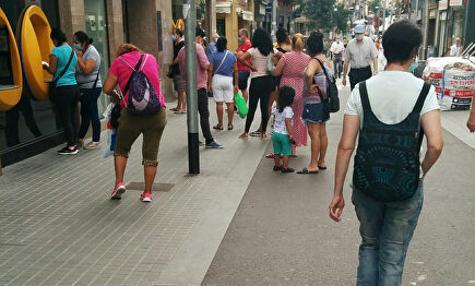 Descripcion: Primer día de confinamiento voluntario en Hospitalet, cola ante una sucursal bancaria. | Libertad Digital