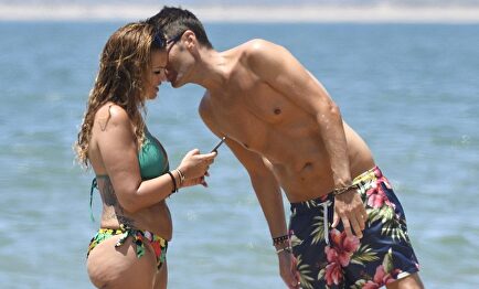 Marta López y su exmarido Jorge Cabeza, muy cómplices en su escapada a la playa