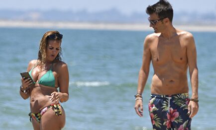 Marta López y su exmarido Jorge Cabeza, muy cómplices en su escapada a la playa