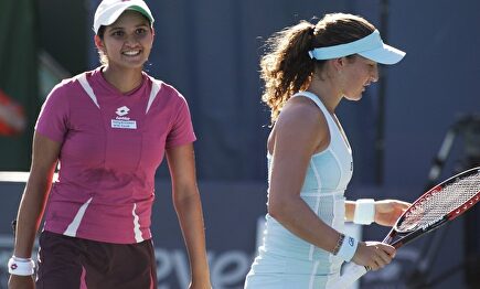 Sania Mirza (I) y Shahar Peer durante las semifinales del Bank of the West Classic de 2007. | EFE