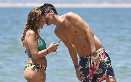Marta López y su exmarido Jorge Cabeza, muy cómplices en su escapada a la playa