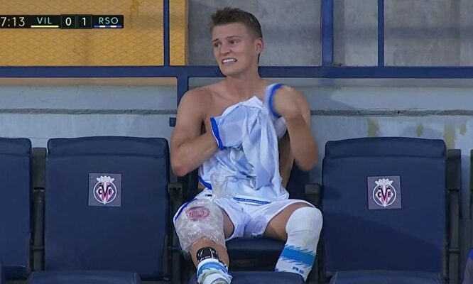 Odegaard, retorcido de dolor, en el banquillo del Nuevo Estadio de la Cerámica | Captura de TV