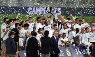 Los jugadores del Real Madrid, con el título de Liga en el Alfredo Di Stéfano. | EFE