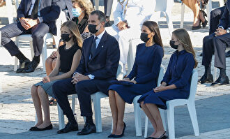 Los reyes Felipe y Letizia, junto a sus hijas, presiden el homenaje a las víctimas del coronavirus