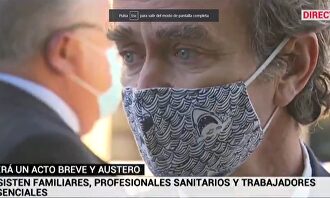 Simón, con su mascarilla de tiburones. | Telemadrid