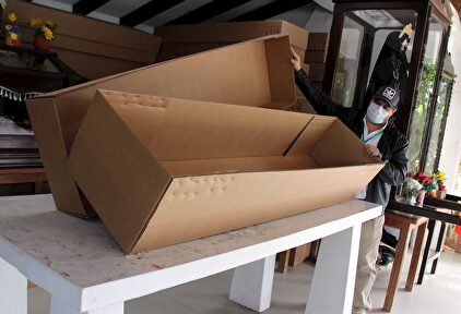 La ciudad boliviana de Santa Cruz entrega ataúdes a las familias más pobres para enterrar a sus fallecidos. | EFE