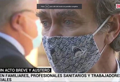 Simón, con su mascarilla de tiburones. | Telemadrid