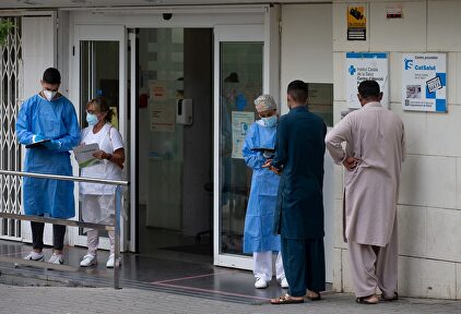 Varias personas esperan para entrar en el Centro de Atención Primaria de La Florida de Hospitalet (Barcelona) | EFE