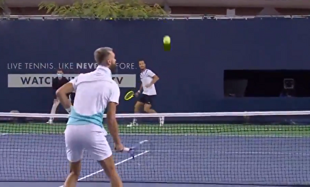 Magia en la pista: el impresionante gesto técnico de Benoit Paire que da la vuelta al mundo