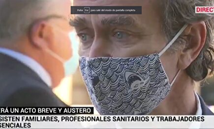 Simón, con su mascarilla de tiburones. | Telemadrid