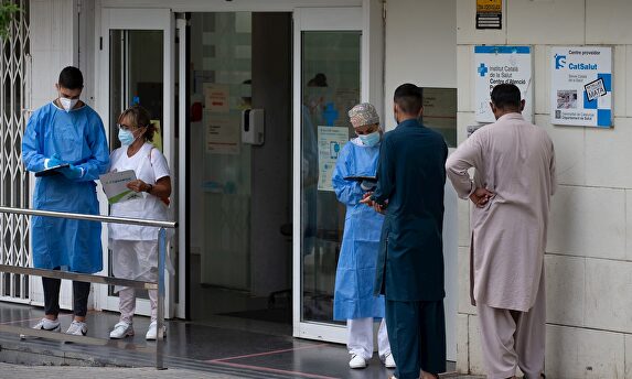 Varias personas esperan para entrar en el Centro de Atención Primaria de La Florida de Hospitalet (Barcelona) | EFE