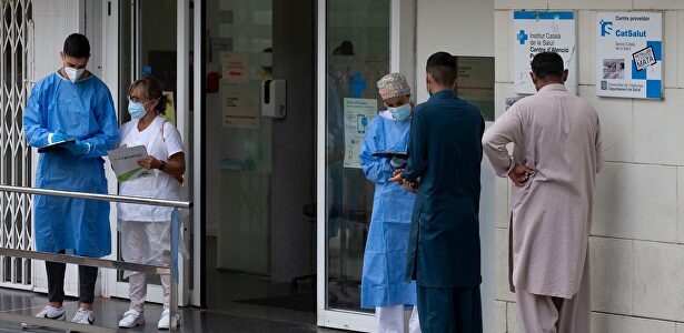 Varias personas esperan para entrar en el Centro de Atención Primaria de La Florida de Hospitalet (Barcelona) | EFE