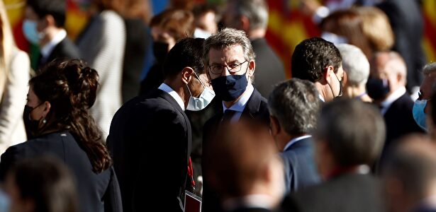 El presidente de la Xunta, Alberto Núñez Feijóo (c) durante el homenaje de Estado a las víctimas de la pandemia de coronavirus | Pool