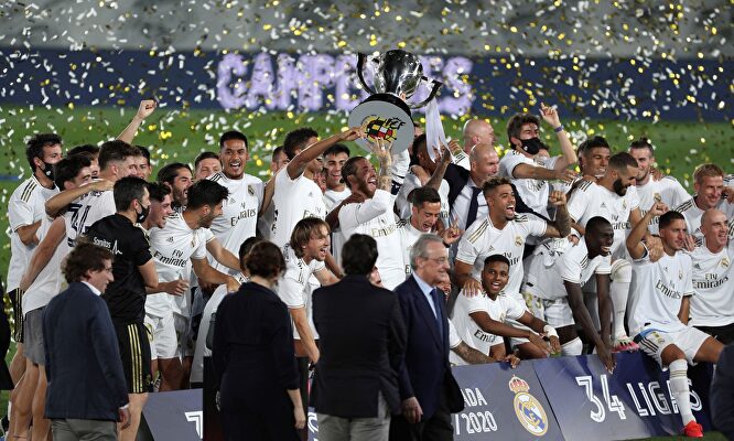 Los jugadores del Real Madrid, con el título de Liga en el Alfredo Di Stéfano. | EFE