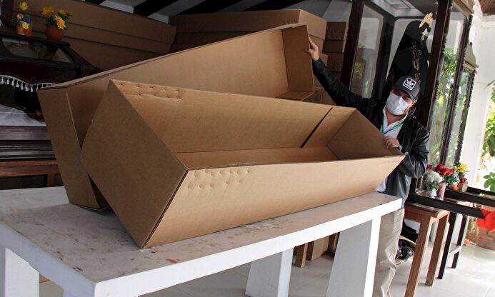 La ciudad boliviana de Santa Cruz entrega ataúdes a las familias más pobres para enterrar a sus fallecidos. | EFE