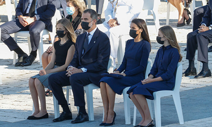 Los reyes Felipe y Letizia, junto a sus hijas, presiden el homenaje a las víctimas del coronavirus