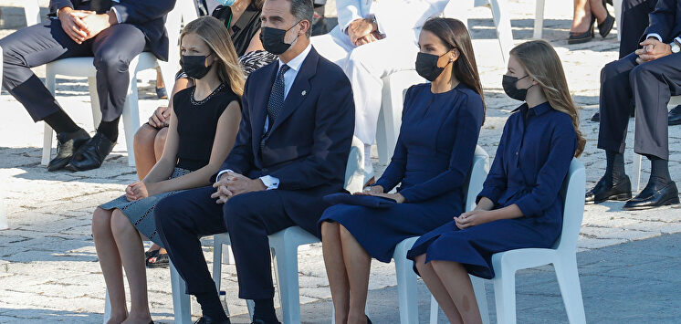 Los reyes Felipe y Letizia, junto a sus hijas, presiden el homenaje a las víctimas del coronavirus