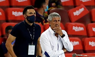 Quique Setién, junto a su segundo Eder Sarabia durante el partido ante Osasuna. | EFE