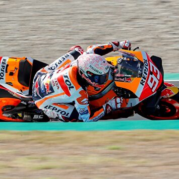 Marc Márquez ha vuelto a montarse en su Honda cuatro días después de operarse | EFE