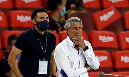 Quique Setién, junto a su segundo Eder Sarabia durante el partido ante Osasuna. | EFE