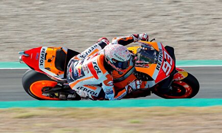 Marc Márquez ha vuelto a montarse en su Honda cuatro días después de operarse | EFE