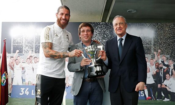 El alcalde, Martínez-Almeida (c), junto a Sergio Ramos (i) y Florentino Pérez. | EFE