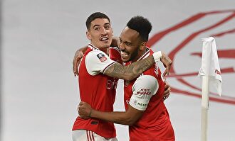 Aubameyang (d) celebra junto a Bellerín uno de sus dos goles al Manchester City. | EFE