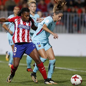 Lance de un duelo entre el Atlético de Madrid y el FC Barcelona femeninos. | Archivo