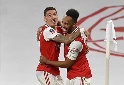 Aubameyang (d) celebra junto a Bellerín uno de sus dos goles al Manchester City. | EFE