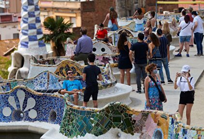Varios visitantes en el parque Güell de Barcelona este sábado. | EFE