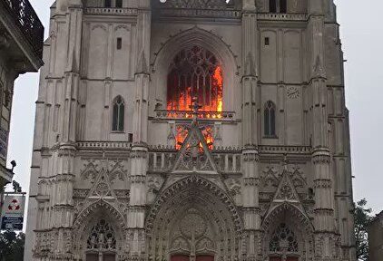 Espectacular incendio en la catedral de Nantes