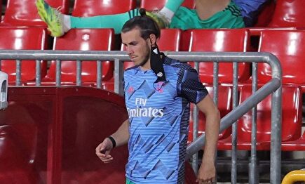Gareth Bale, en la grada durante un partido con el Real Madrid. | EFE