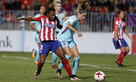 Lance de un duelo entre el Atlético de Madrid y el FC Barcelona femeninos. | Archivo