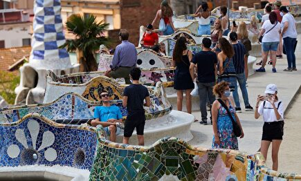 Varios visitantes en el parque Güell de Barcelona este sábado. | EFE