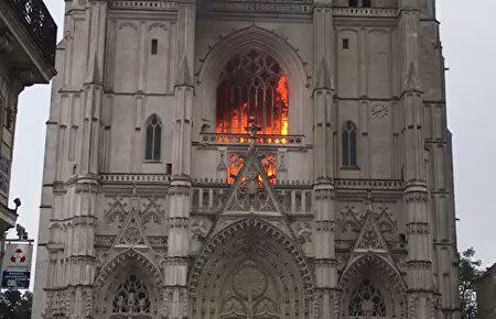 Espectacular incendio en la catedral de Nantes