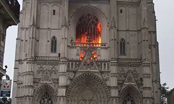 Espectacular incendio en la catedral de Nantes