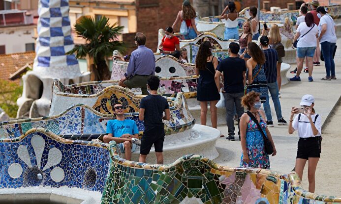 Varios visitantes en el parque Güell de Barcelona | EFE
