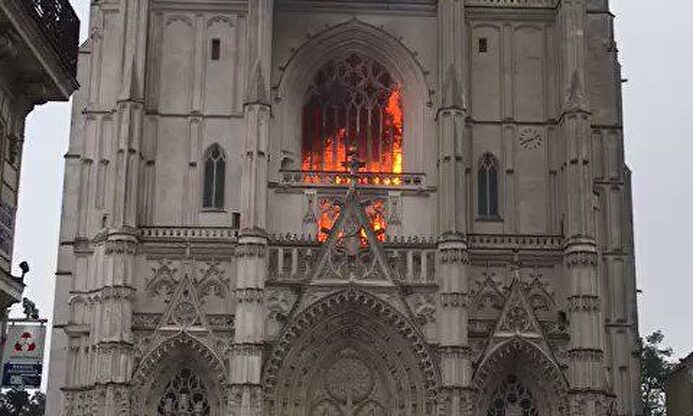 Espectacular incendio en la catedral de Nantes