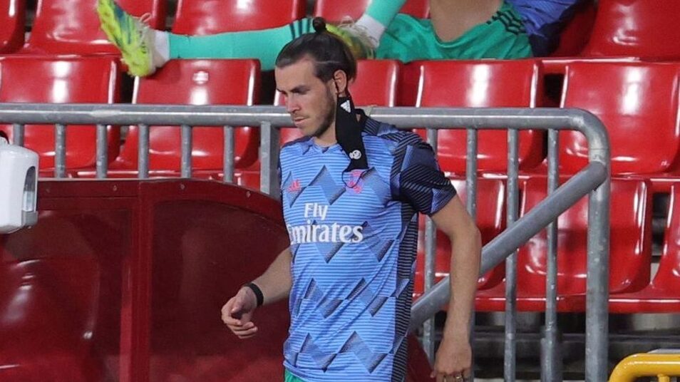 Bale, un peso muerto para el Madrid - El penúltimo raulista vivo Gareth Bale, en la grada durante un partido con el Real Madrid.