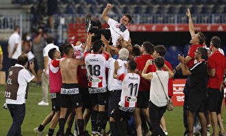 El entrenador del Logroñés, Sergio Rodríguez, manteado por sus jugadores tras firmar el ascenso. | EFE