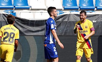 Leo Messi (d) celebra junto a Riqui Puig uno de sus dos goles al Alavés. | EFE