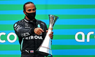 Lewis Hamilton posa con su trofeo en el podio de Hungaroring. | Cordon Press